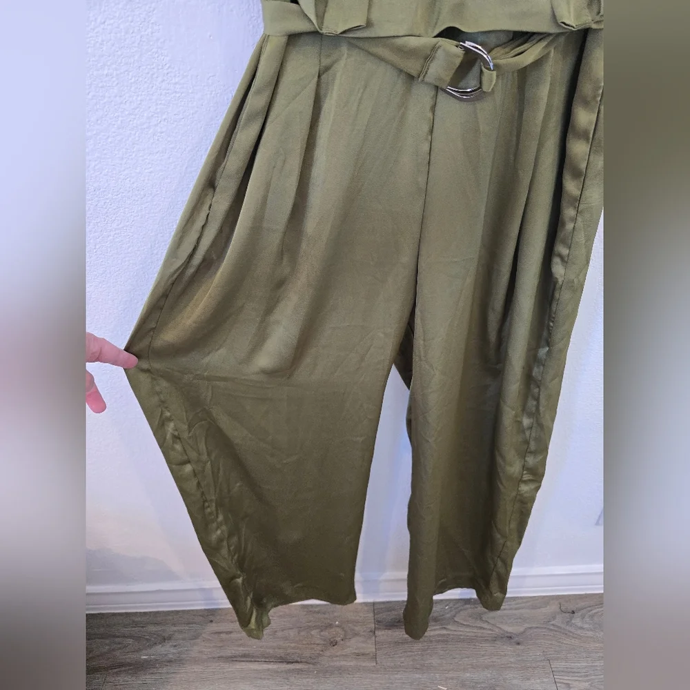 Glam NWT Satin Green Jumpsuit Fall, Holiday, Family Photos Size Medium - Picture 8 of 11